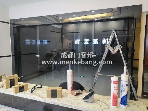 成都寫字樓自動感應(yīng)門案例,裝修公司感應(yīng)門案例,辦公室無框玻璃感應(yīng)門案例2 成都寫字樓自動感應(yīng)門案例,裝修公司感應(yīng)門案例,辦公室無框玻璃感應(yīng)門案例2