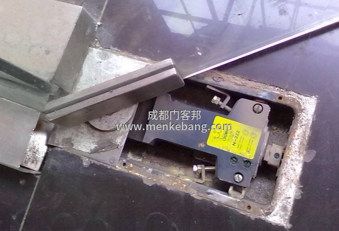 成都地彈簧玻璃門維修更換服務電話 成都地彈簧玻璃門維修更換服務電話